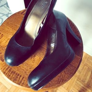 Size 10 high heel black Mossino round toe